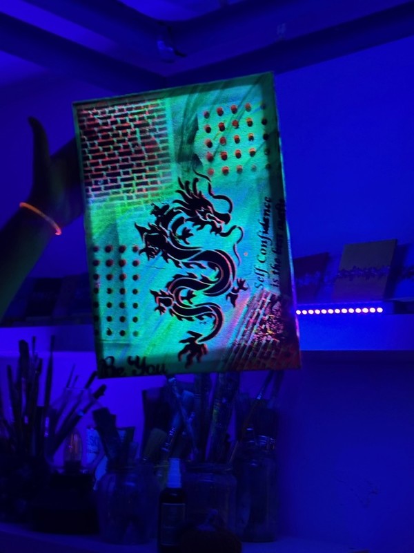 Abstraktne-slike-Annmarie-Prah/Neon-Glow--slikanje-v-temi