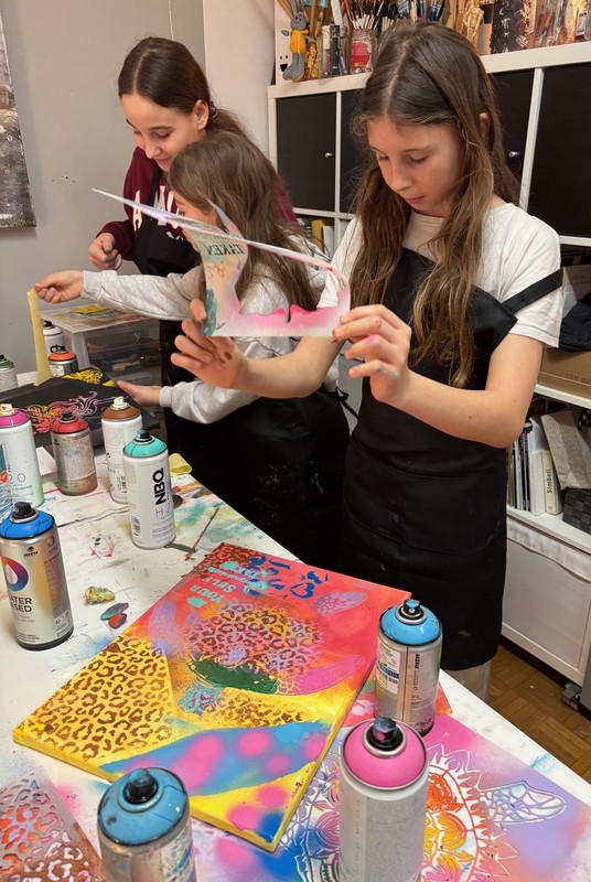 Abstraktne-slike-Annmarie-Prah/Slikanje-s-spreji--abstraktna-delavnica