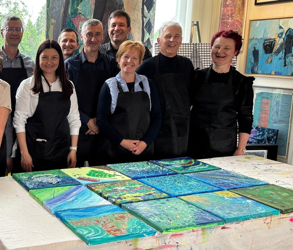 Abstraktne-slike-Annmarie-Prah/Team-building--slikarska-delavnica